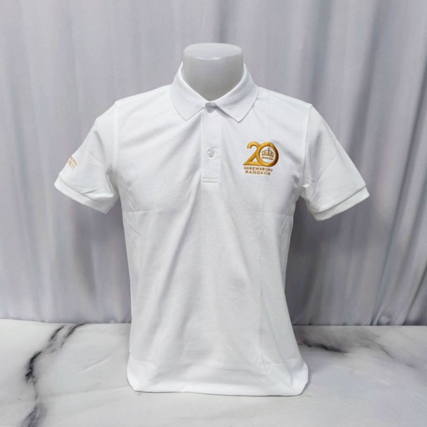 ตัวอย่างเสื้อโปโลสีขาวปักโลโก้สีทอง จากผลงานบนเว็บไซต์บริษัท ลมหายใจ จำกัด