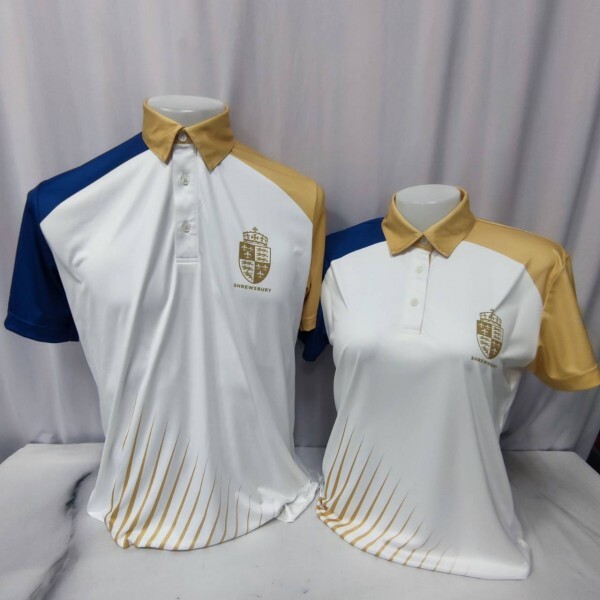 ตัวอย่างเสื้อทีมแบบโปโลสีขาว น้ำเงิน และทอง สองขนาดบนหุ่น จากผลงานบนเว็บไซต์บริษัท ลมหายใจ จำกัด