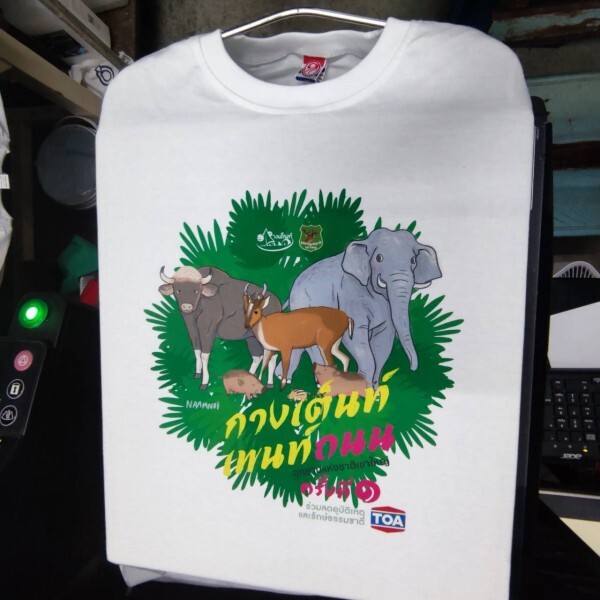 ตัวอย่างงาน DTG ลายสัตว์และธรรมชาติหลายสีบนเสื้อยืดสีขาว